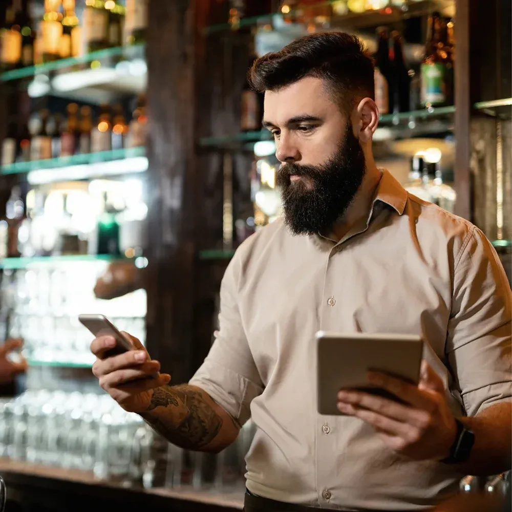 A barman using the Eposbuddy system to launch a Facebook ad campaign
