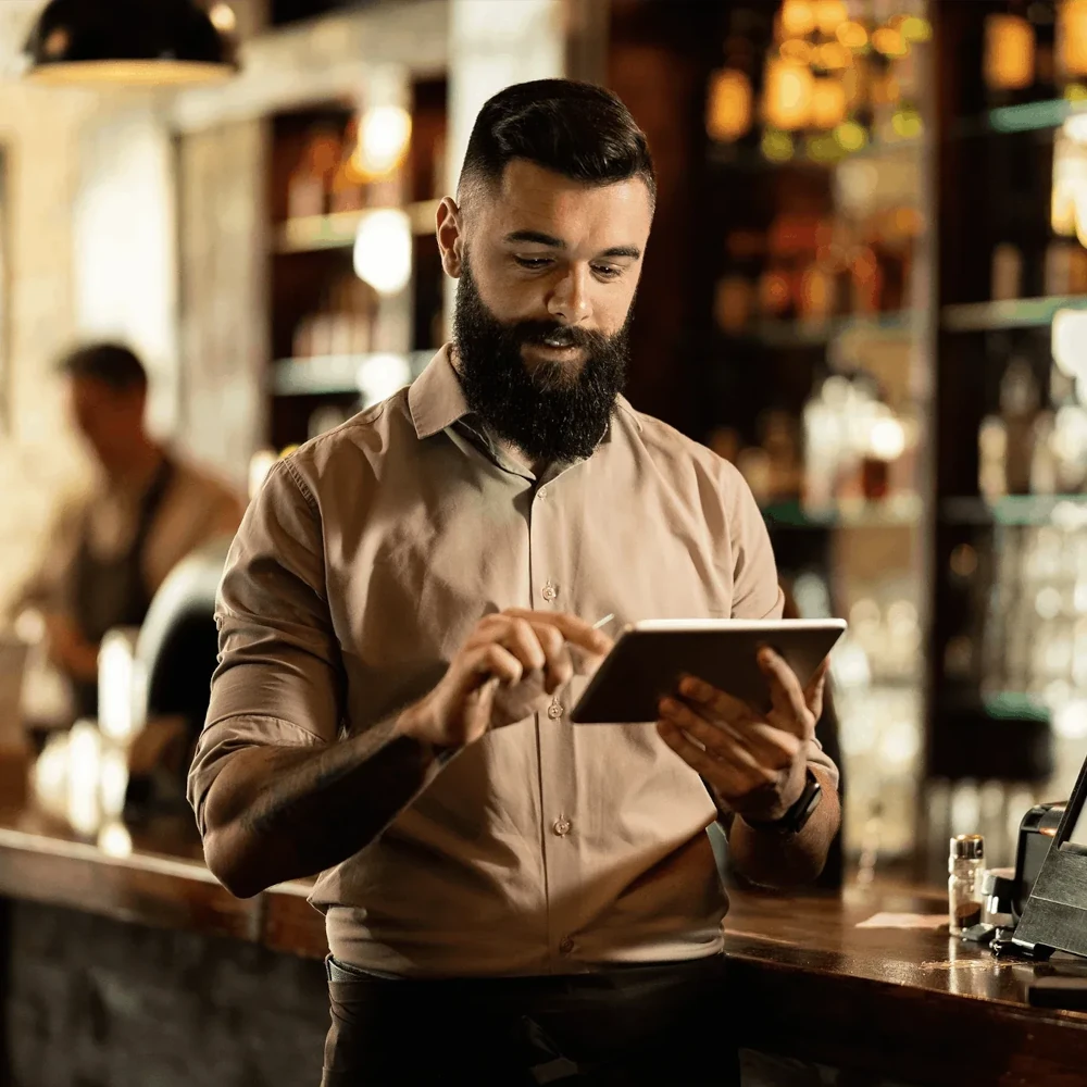 A barman appreciating the ease of use of the Eposbuddy system